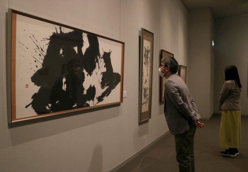 多彩な現代書が並ぶコレクション展＝香川県高松市玉藻町、香川県立ミュージアム