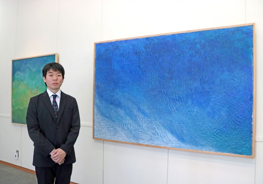 作品について解説する永井＝香川県高松市松島町