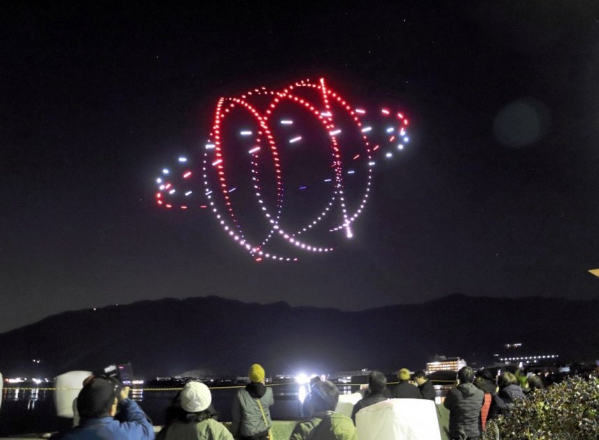 ３００機のドローンが夜空に描く光の模様に見入る来場者