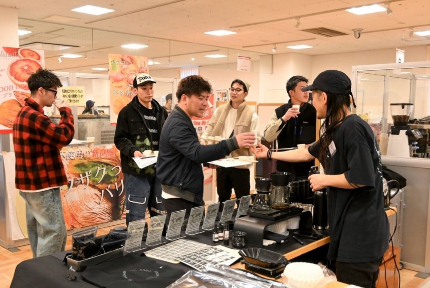 風味豊かなスペシャルティコーヒーを味わう来場者＝香川県高松市内町、高松三越