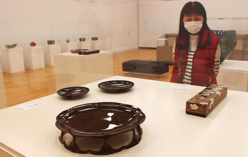 個性豊かな漆作品に見入る来場者＝香川県高松市紺屋町、市美術館
