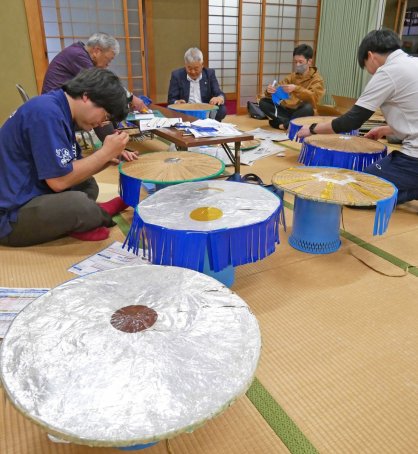 衣装の用意を進める参加者