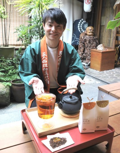 「高瀬茶を使ったあめ茶を味わってほしい」と話す池さん＝香川県仲多度郡琴平町