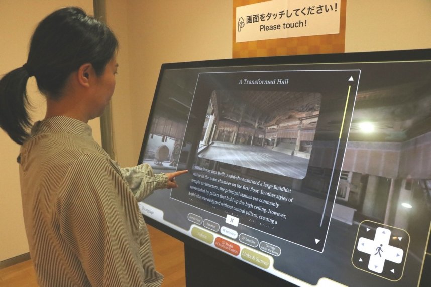 金刀比羅宮や金丸座の解説動画が閲覧できる高橋由一館のタッチパネル＝香川県仲多度郡琴平町