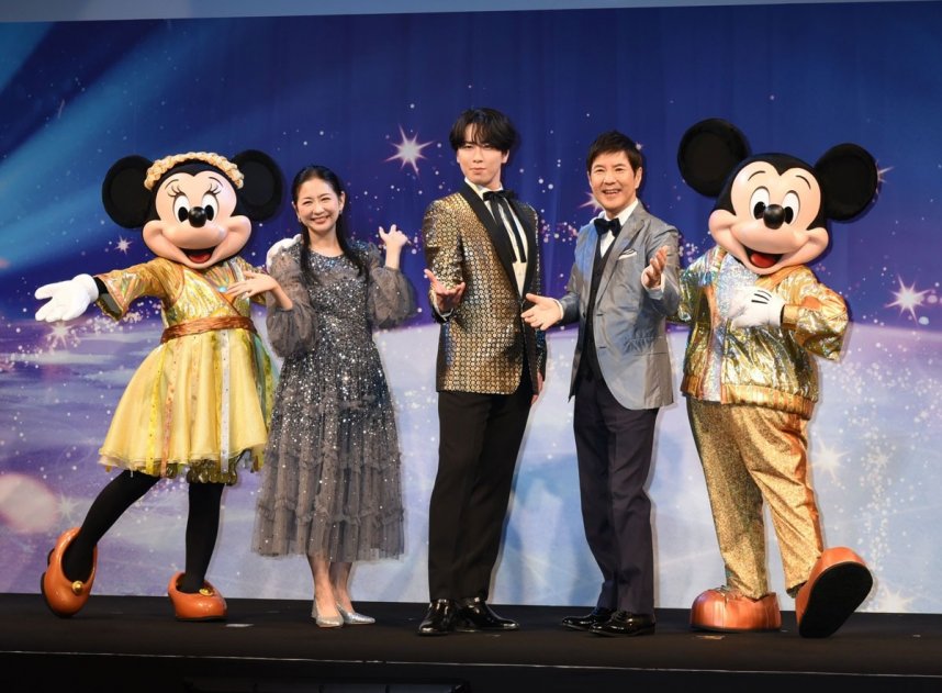 公演をアピールする宮舘さん（中央）や関根さん親子＝東京都内