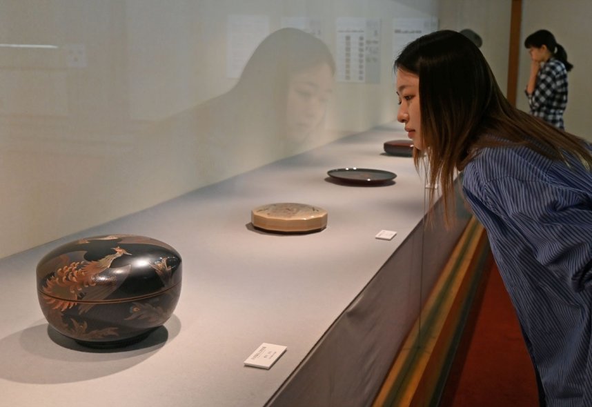 香川漆芸の伝統技法で制作した人間国宝らの作品に見入る来場者＝香川県高松市番町、県漆芸研究所