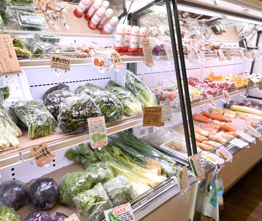 店主が食べて「おいしい」と感じた野菜や果物が、手作りのポップとともにずらりと並んでいる