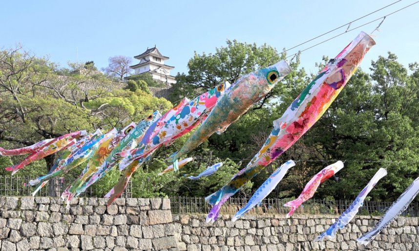 春風を受けて、丸亀城の堀の上を泳ぐこいのぼり＝香川県丸亀市一番丁