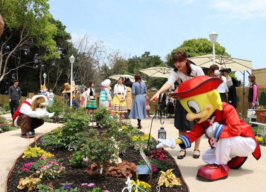 オープンした庭園で来場者と触れ合うキャラクターたち＝香川県丸亀市綾歌町、レオマリゾート