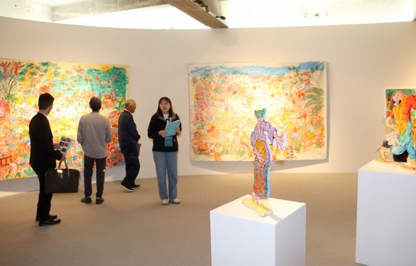 アジア各地のアーティストが出展した作品を鑑賞する地域住民ら＝香川県小豆郡小豆島町福田、瀬戸内アジアギャラリー