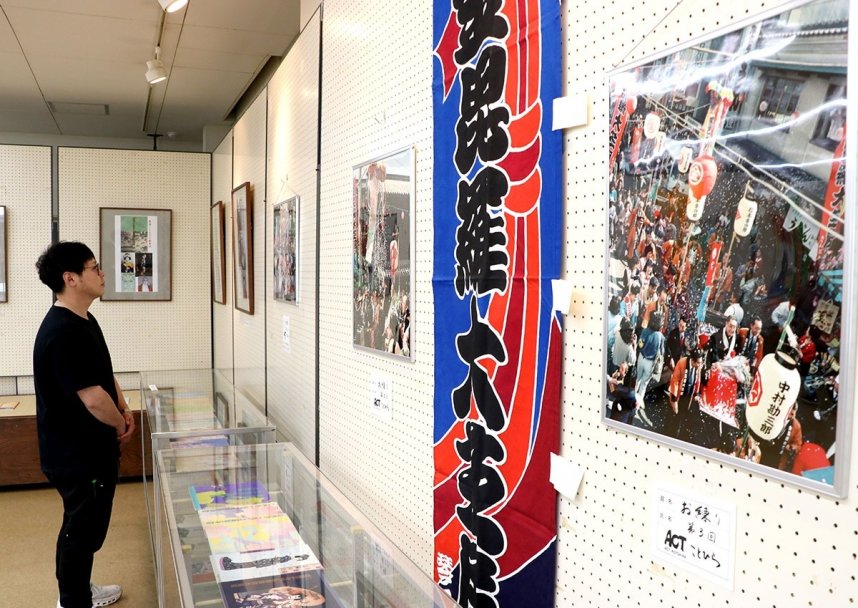 過去のお練りを写した作品が並ぶ写真展＝香川県仲多度郡琴平町、ＡＣＴこと