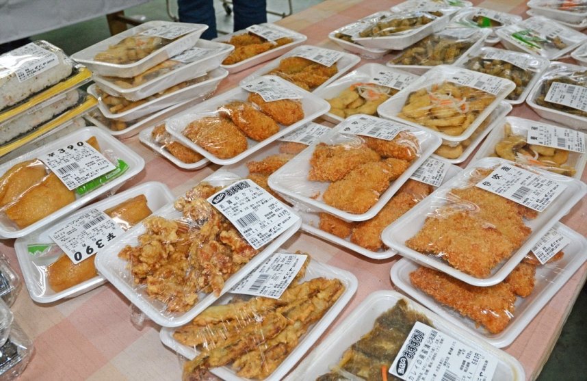 地元の仕出し店が提供する総菜は人気商品