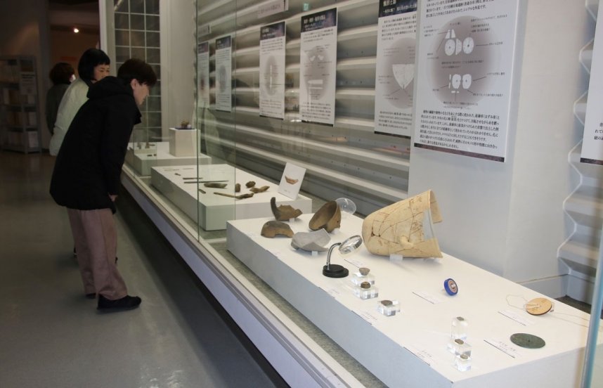 用途などが不明の遺物を紹介する企画展＝香川県坂出市府中町、県埋蔵文化財センター