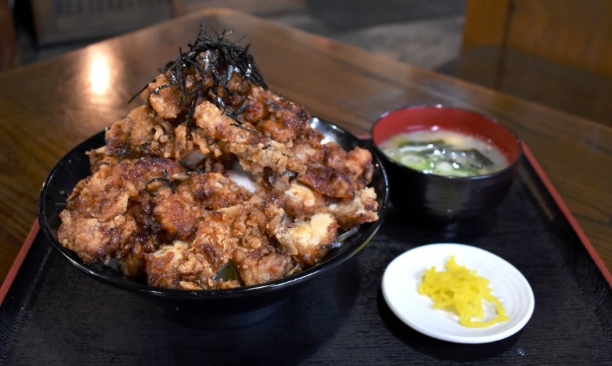 看板メニューのからあげ丼。大サイズは総重量１キロ