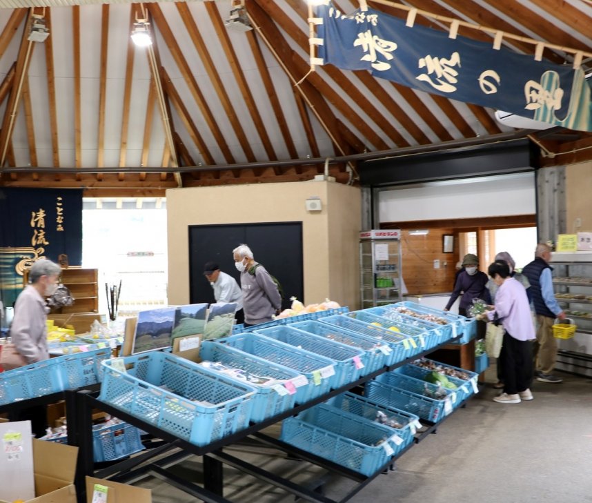 さまざまな山の幸が並ぶ産直市「清流の里」＝香川県仲多度郡まんのう町川東