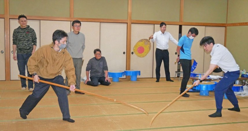 長刀役の動きを確かめる住民ら＝香川県坂出市大屋冨町、大屋冨公民館