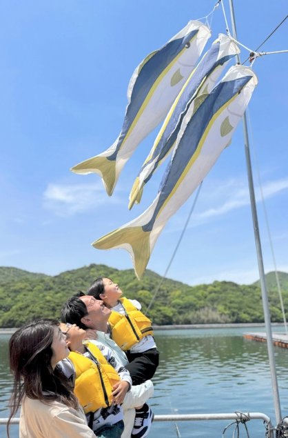 気持ちよさそうに空を泳ぐ「ブリのぼり」＝香川県東かがわ市引田、安戸池