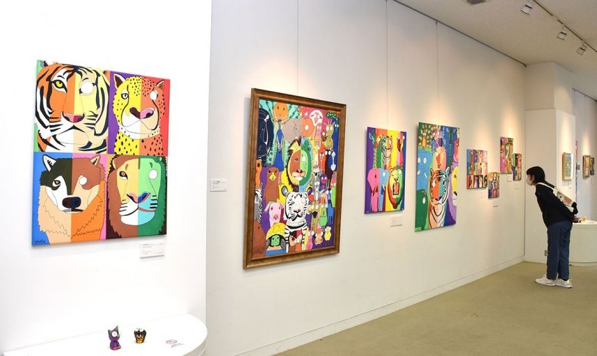 生き物を題材にしたカラフルな作品が並ぶ会場＝香川県坂出市駒止町、かまどホール