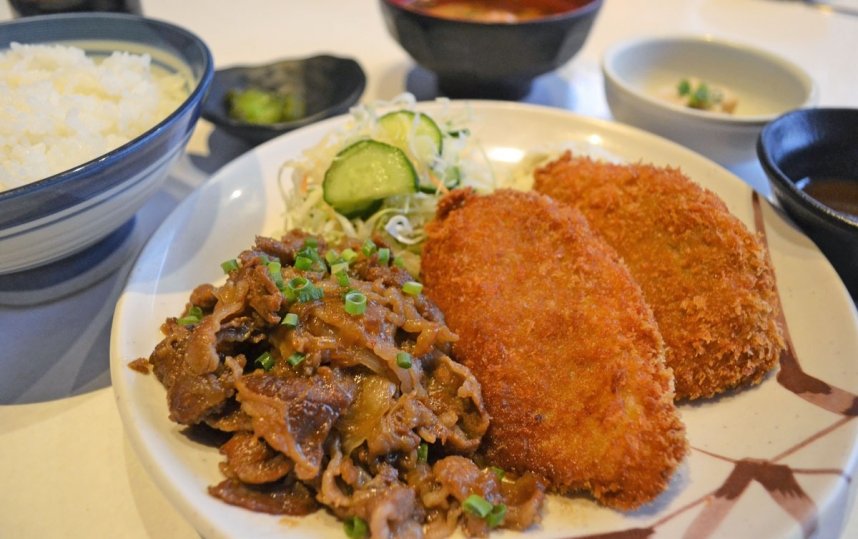 メインのおかず２種類の「よくばりランチ」。肉好きにはたまらないコンビだ