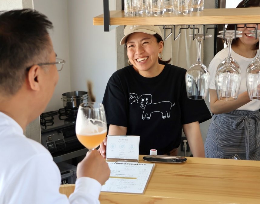 来店客と談笑する久保田さん（右）