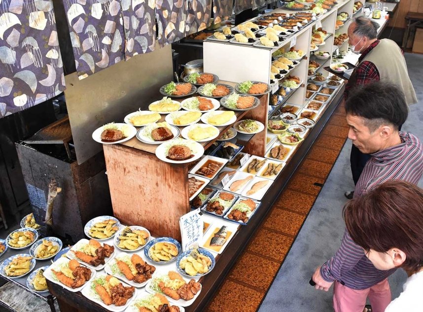 棚に所狭しと並ぶおかず。選ぶ楽しさが大きな魅力だ
