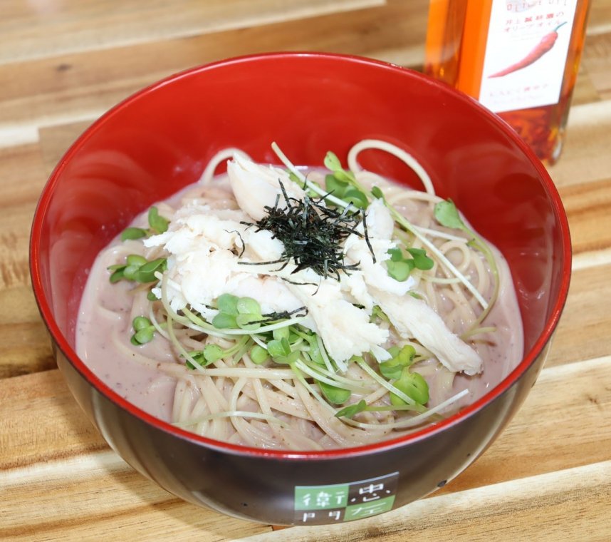 「蒸し鶏の豆乳くるみダレ」（900円）