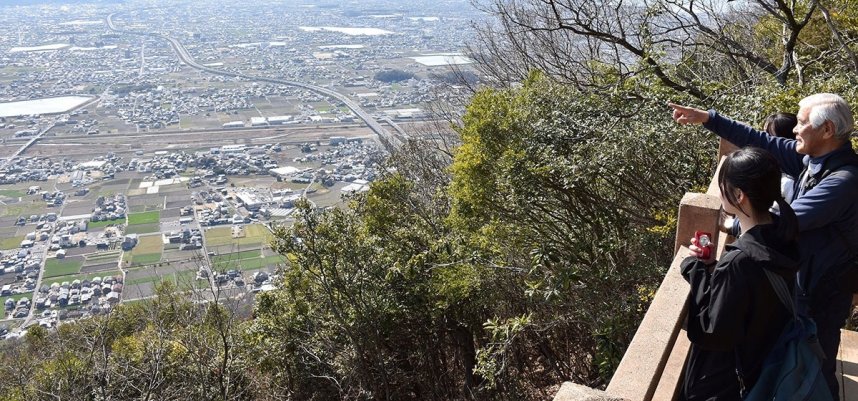 飯野山山頂近くの展望台からは絶景が楽しめる