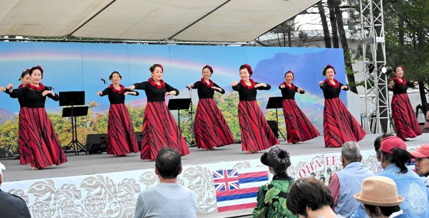 しなやかな踊りを披露するフラダンス愛好家たち＝香川県高松市、サンポート高松多目的広場