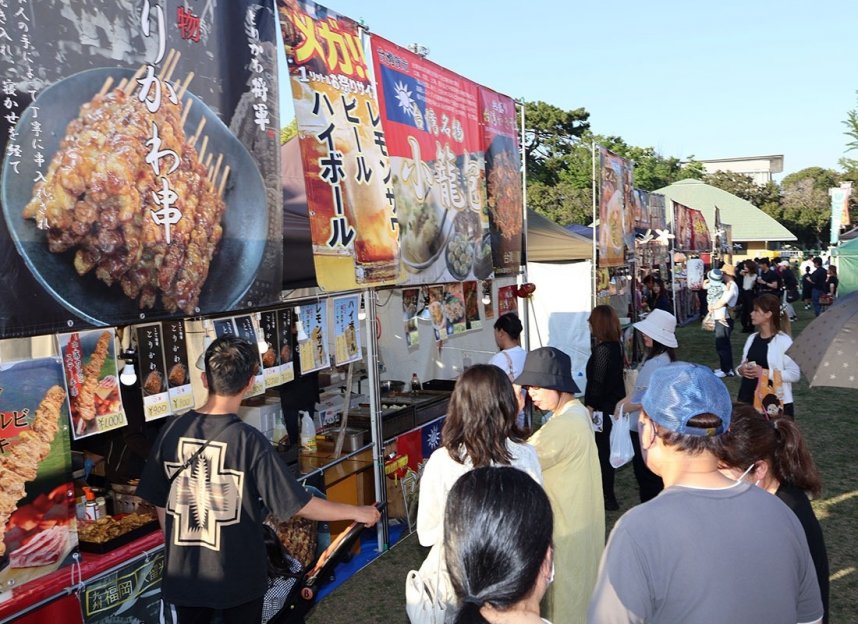 全国各地の肉料理が集結するグルメイベント「肉肉パーク」＝香川県丸亀市大手町、市民ひろば