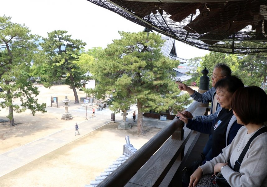 五重塔の２層目からの眺めを楽しむ参拝者＝香川県善通寺市善通寺町、総本山善通寺