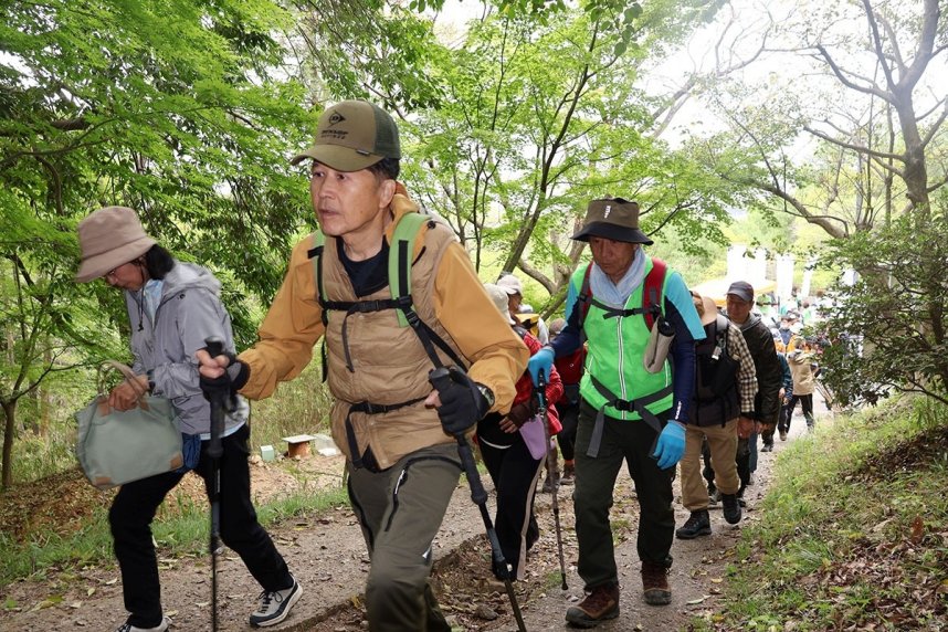 登山者から人気の飯野山。標高にちなみ、毎年４月２２日に行うイベントも大勢の人でにぎわう＝香川県丸亀市飯野町