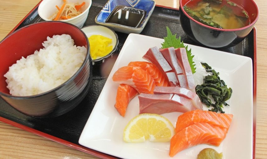 新鮮なハマチとサーモンが味わえる２色盛り刺し身定食