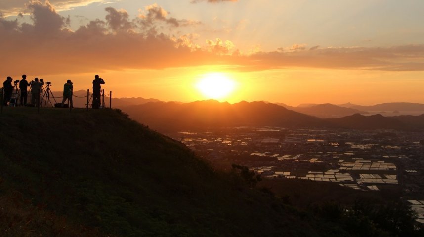 幻想的な風景をカメラに収めるため足しげく通うアマチュアカメラマンたち＝香川県東かがわ市坂元、大坂峠園地展望台
