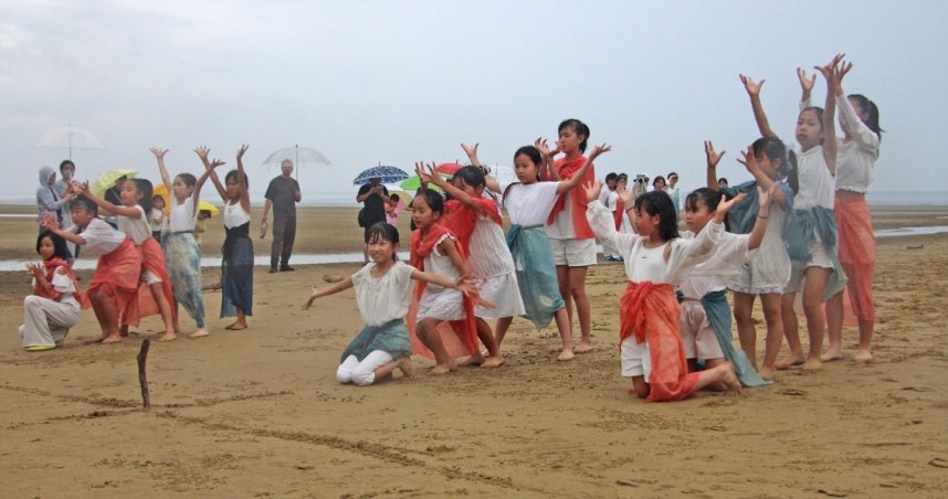 父母ケ浜で初めて行われた水の尊さを表現するダンスパフォーマンス＝２０２５年６月、香川県三豊市仁尾町