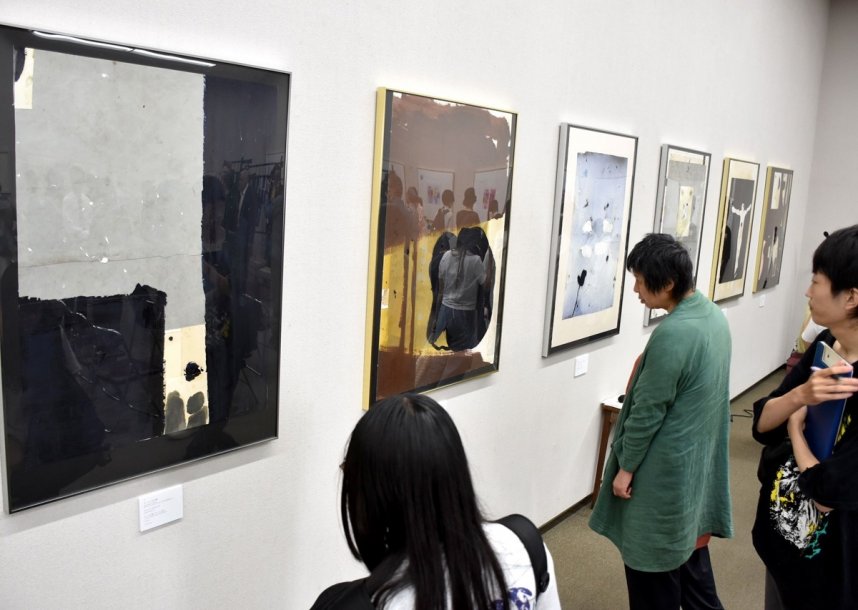 スロベニアを代表する芸術家の作品が並ぶ「１０人の巨匠展」＝香川県坂出市寿町、市民美術館