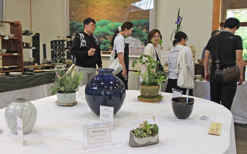 個性豊かな陶芸品や寄せ植え作品に見入る来場者＝香川県高松市栗林町、栗林公園商工奨励館