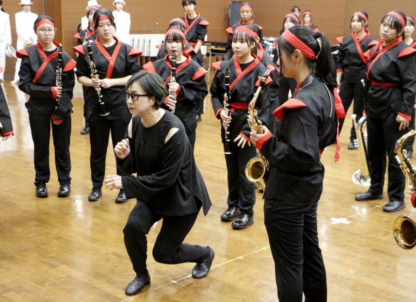 高校生たちに姿勢や動きをアドバイスするえまお（中央）＝サンポートホール高松第１リハーサル室