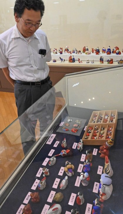 「嫁入人形」など、高松の土人形を紹介する企画展＝香川県高松市香南町、香南歴史民俗郷土館