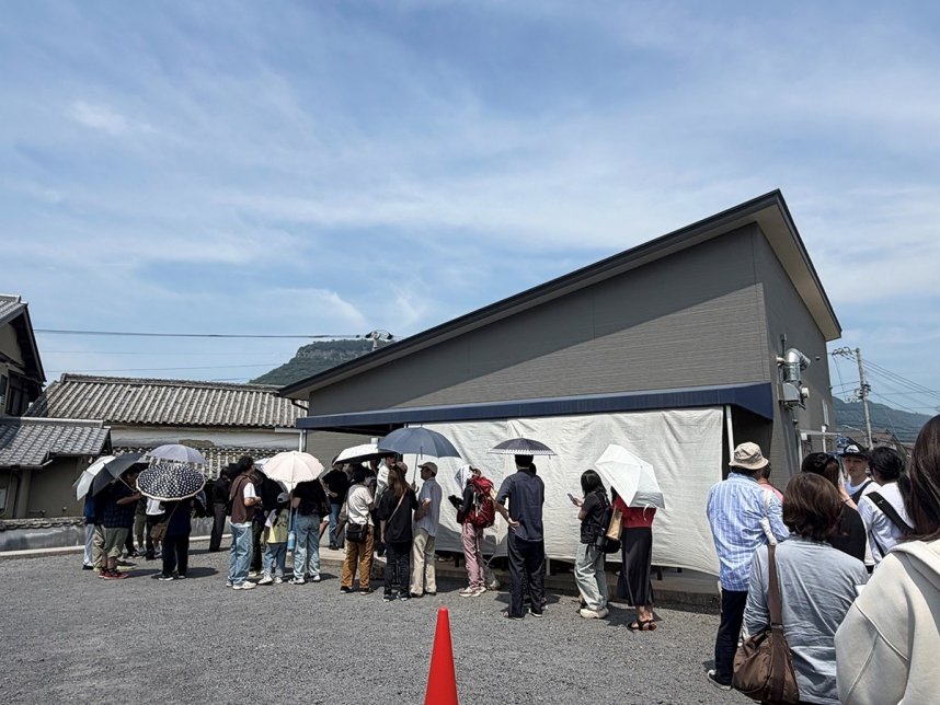 「おうどん　瀬戸晴れ」の前で長い列をつくる客＝香川県高松市牟礼町