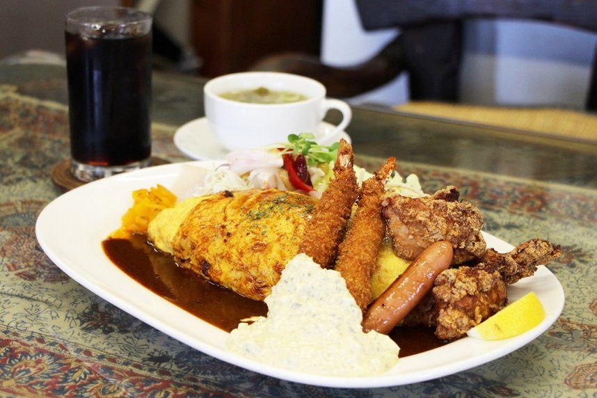 ご飯１合分はあるスペシャルオムライス。エビフライや唐揚げなどおかずも充実している