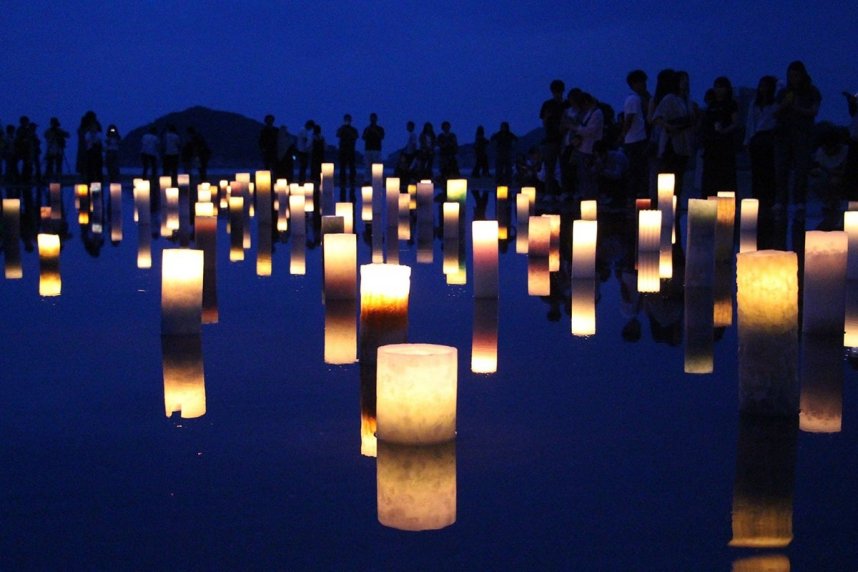 潮だまりを照らすグラデーションキャンドル＝２０２５年５月１７日、香川県三豊市仁尾町の父母ケ浜