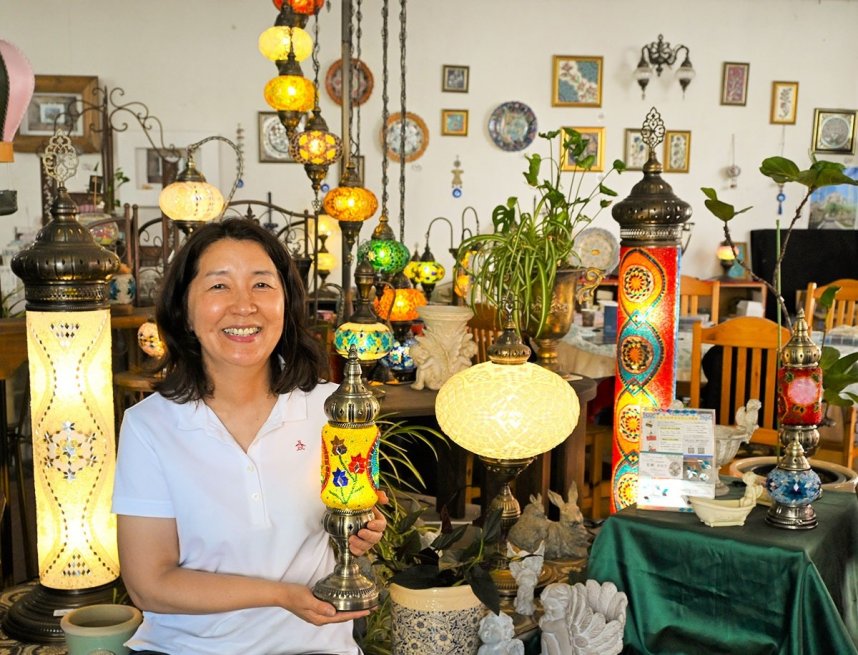 トルコモザイクランプの魅力を語る花崎さん＝香川県高松市松島町