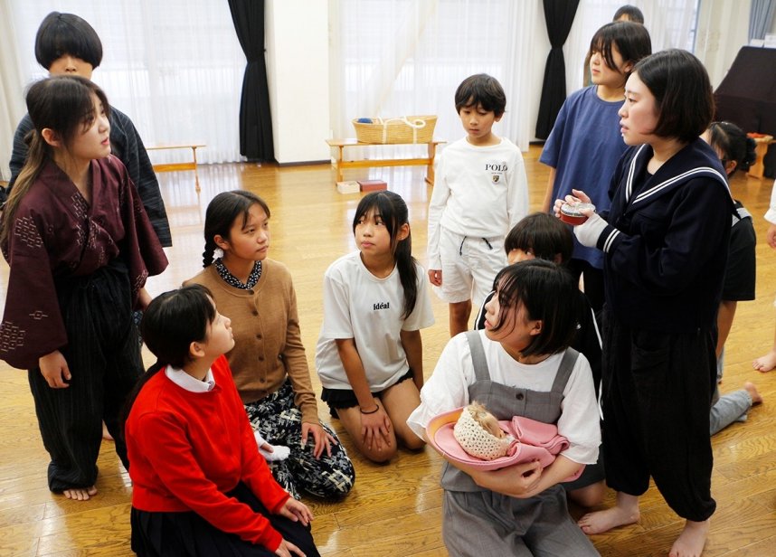 熱の入った稽古を続ける出演者たち＝香川県高松市松福町、松島コミュニティ
