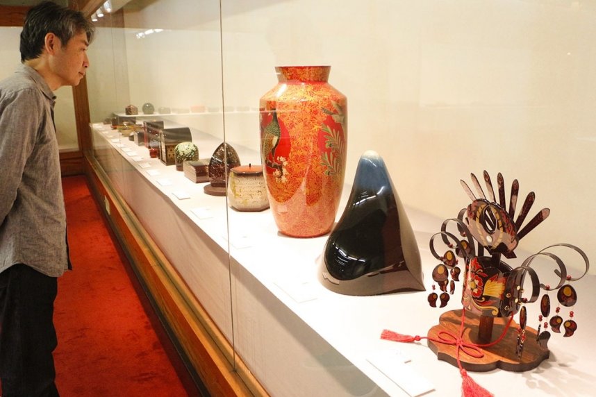 みずみずしい感性が光る修了生の作品＝香川県高松市番町、県文化会館