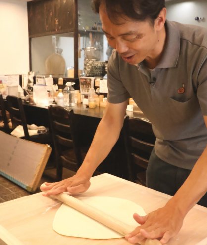 商店街などを巡ってゲットした材料で、うどん打ちを体験できる＝香川県丸亀市浜町、マタタビ饂飩店