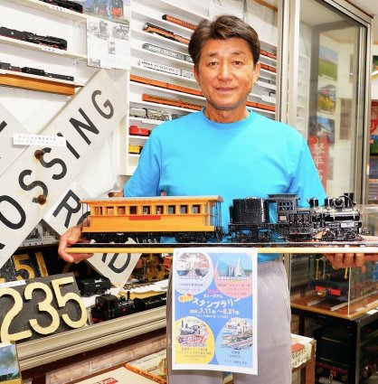 「スタンプラリーを通じて鉄道を身近に感じてもらいたい」と呼びかける木川館長＝香川県三豊市豊中町、Ｋトレインワールド