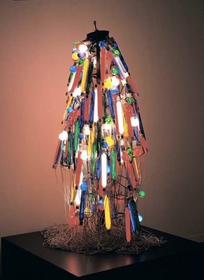 田中敦子«電気服 »１９５６年（１９８６年再制作）高松市美術館蔵ⒸＫａｎａｙａｍａ　Ａｋｉｒａ　ａｎｄ　Ｔａｎａｋａ　Ａｔｓｕｋｏ　Ａｓｓｏｃｉａｔｉｏｎ　撮影：加藤成文