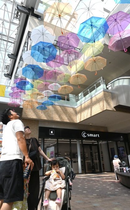 色とりどりの傘が夏のまちを彩る「アンブレラスカイ」＝高松市、丸亀町グリーン