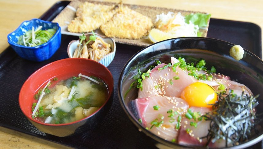 メニューが自由に選べるのがうれしい。ハマチづけ丼はたれと卵黄の組み合わせが絶品