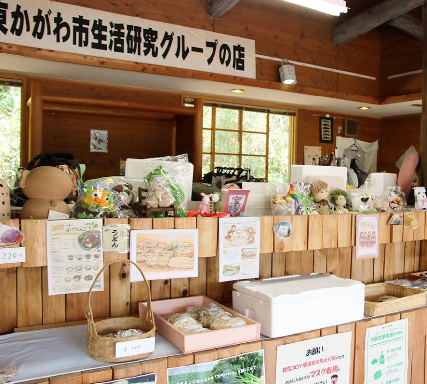 手作りの菓子や新鮮な野菜などが並ぶ